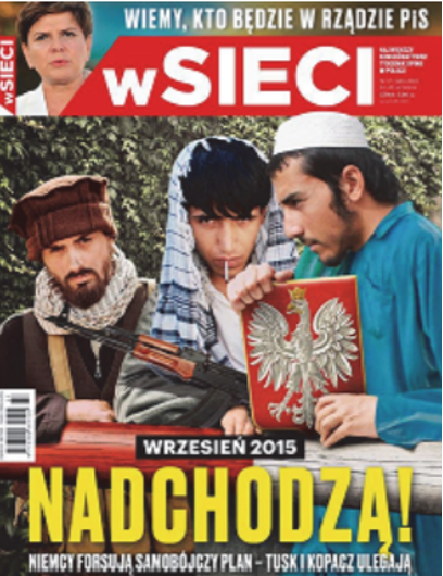 A wSieci cover showing a photo of three Middle Eastern men, dressed in traditional clothing, waiting at a border crossing. One of them was holding a gun and another was holding a picture of a white eagle on a red background - the Polish national emblem. The headline reads: “Nadchodzą! Niemcy forsują samobójczy plan. Tusk i Kopacz ulegają.” (“They are coming! The Germans are pushing through a suicide plan. Tusk and Kopacz succumb”).